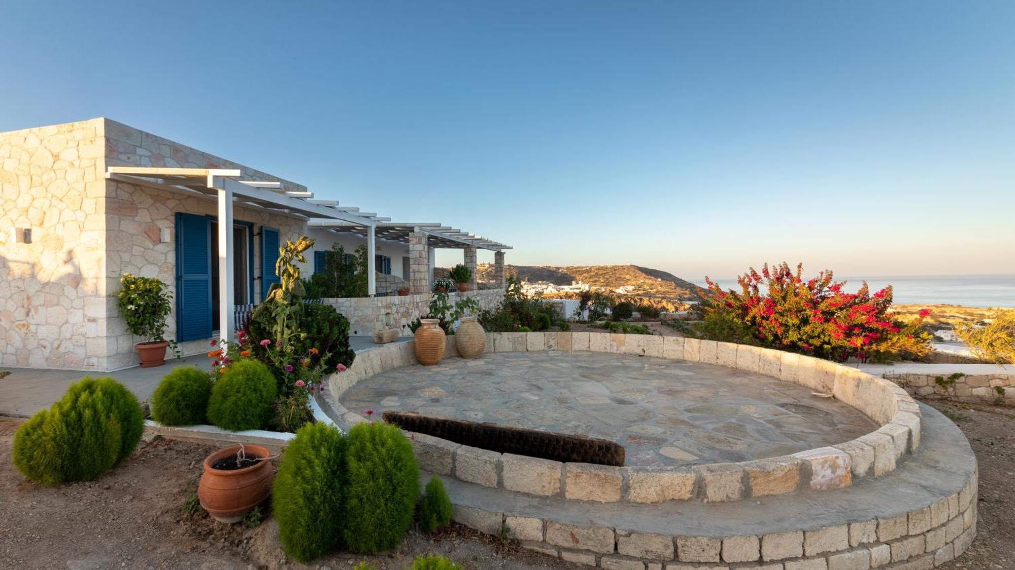 Themonia Kimolos-agioklima Apartment *